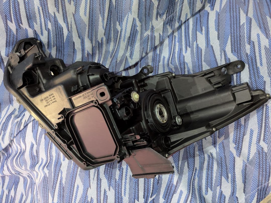 プリウスα後期純正ハロゲンヘッドライト左右セット　送料込み　おまけライト