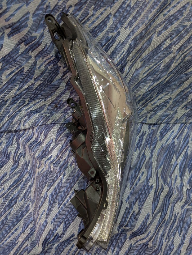 プリウスα後期純正ハロゲンヘッドライト左右セット　送料込み　おまけライト