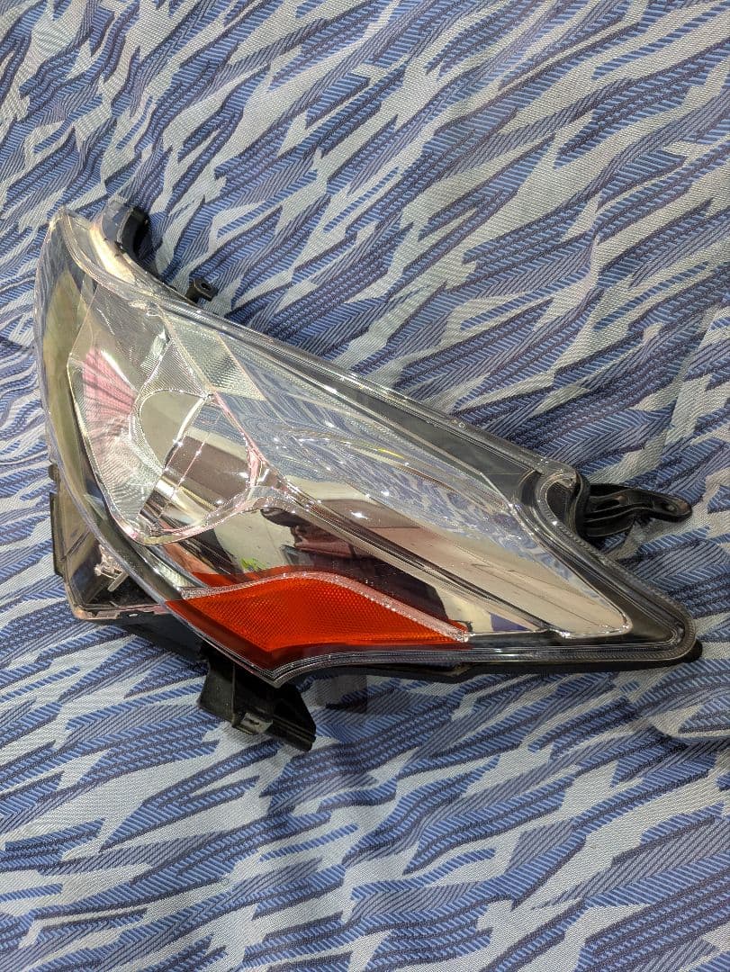 プリウスα後期純正ハロゲンヘッドライト左右セット　送料込み　おまけライト