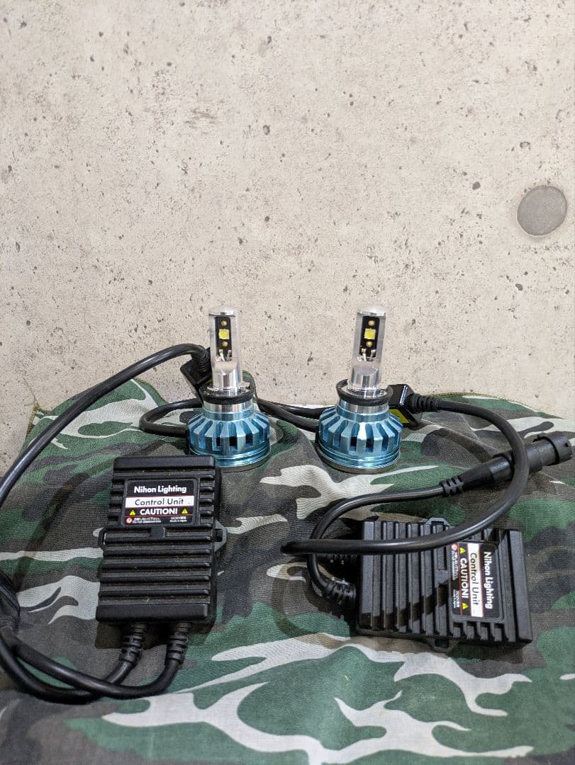 プリウスα後期純正ハロゲンヘッドライト左右セット　送料込み　おまけライト