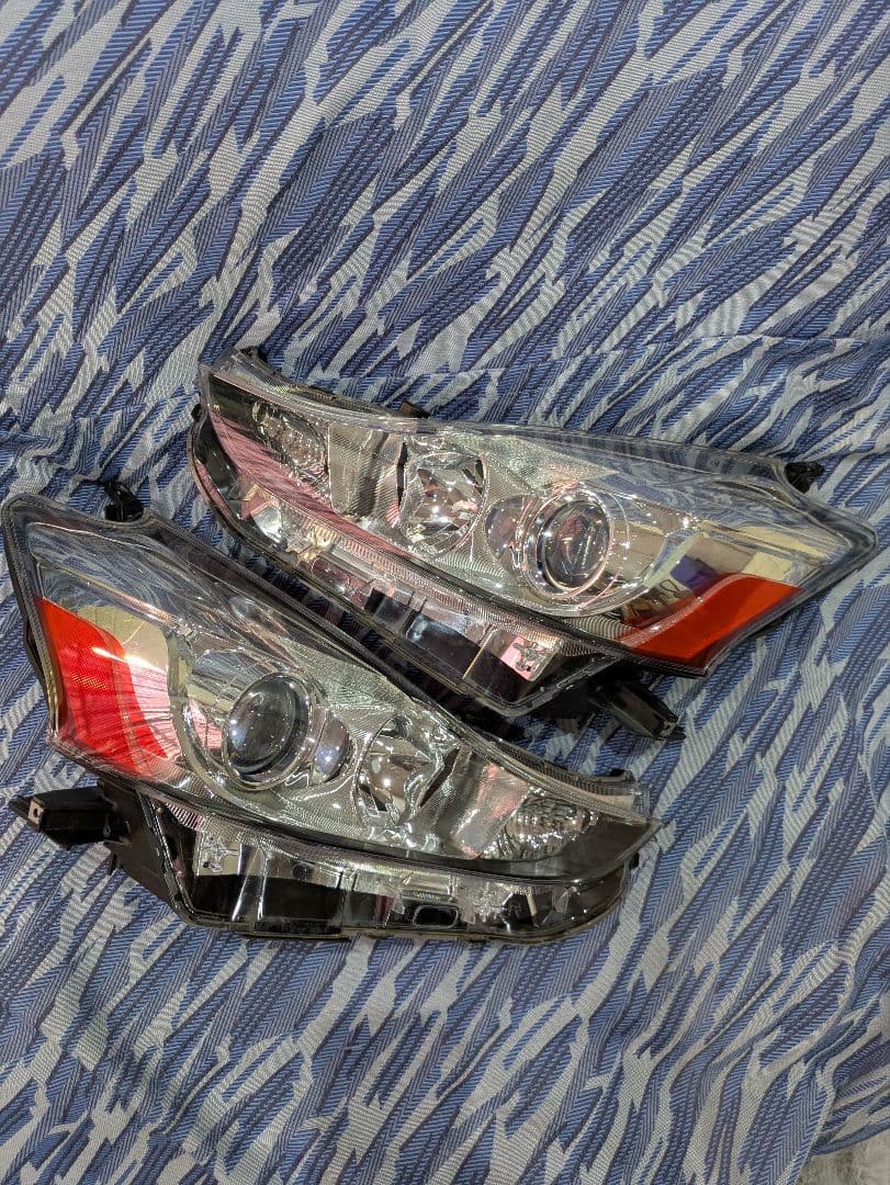 プリウスα後期純正ハロゲンヘッドライト左右セット　送料込み　おまけライト