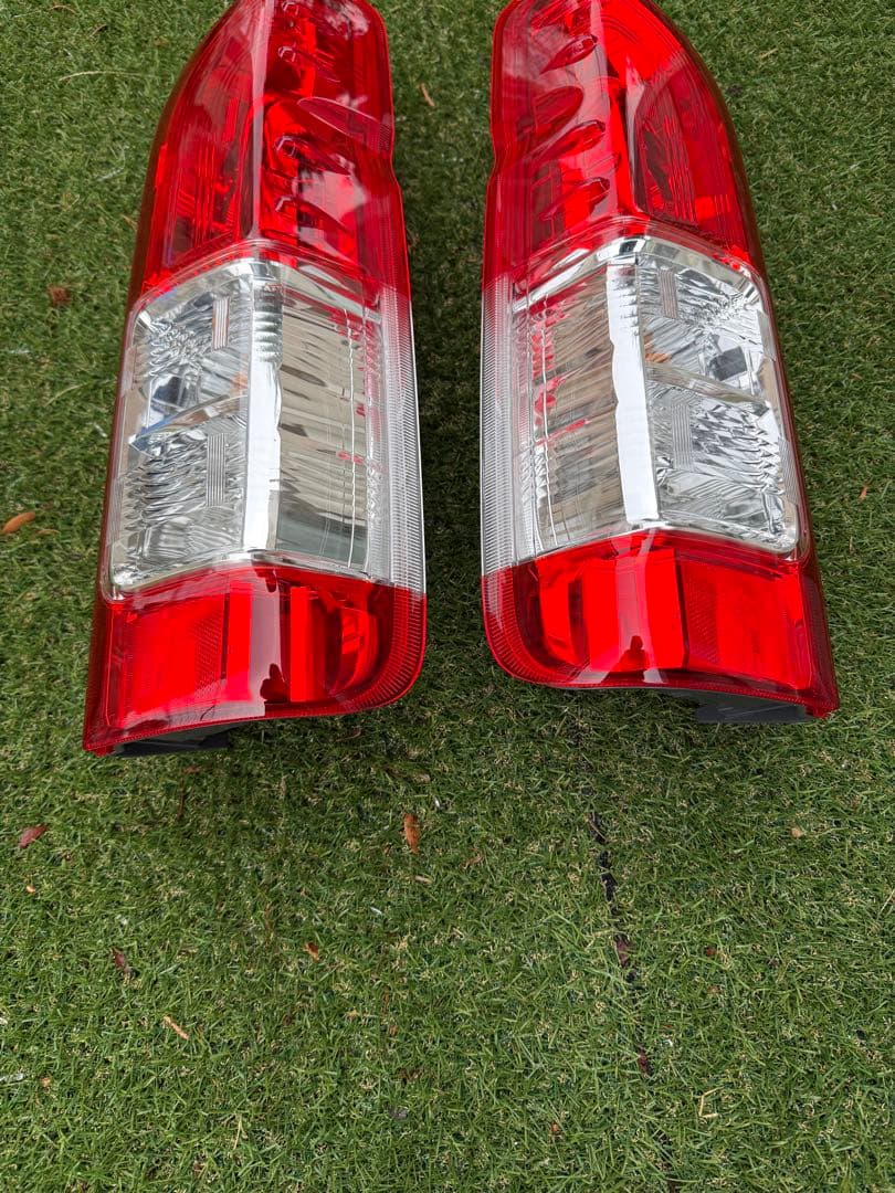 P*D様 トヨタ 200系ハイエース純正テールランプ左右セット