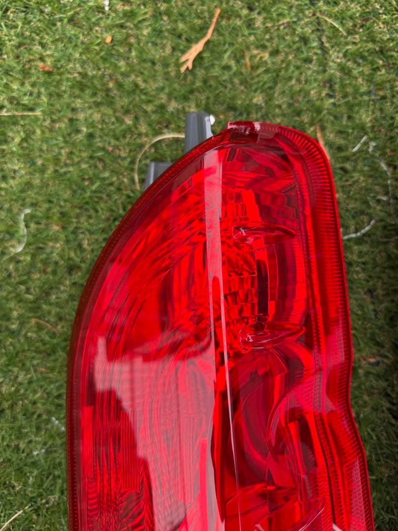 P*D様 トヨタ 200系ハイエース純正テールランプ左右セット