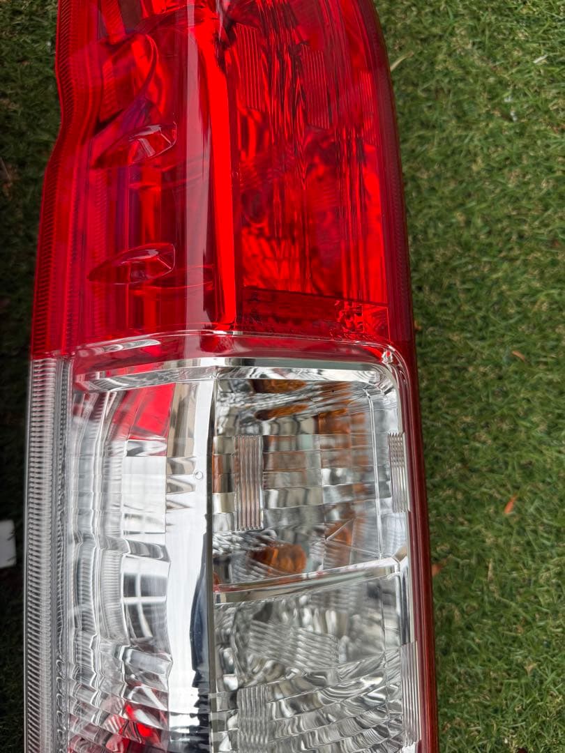 P*D様 トヨタ 200系ハイエース純正テールランプ左右セット