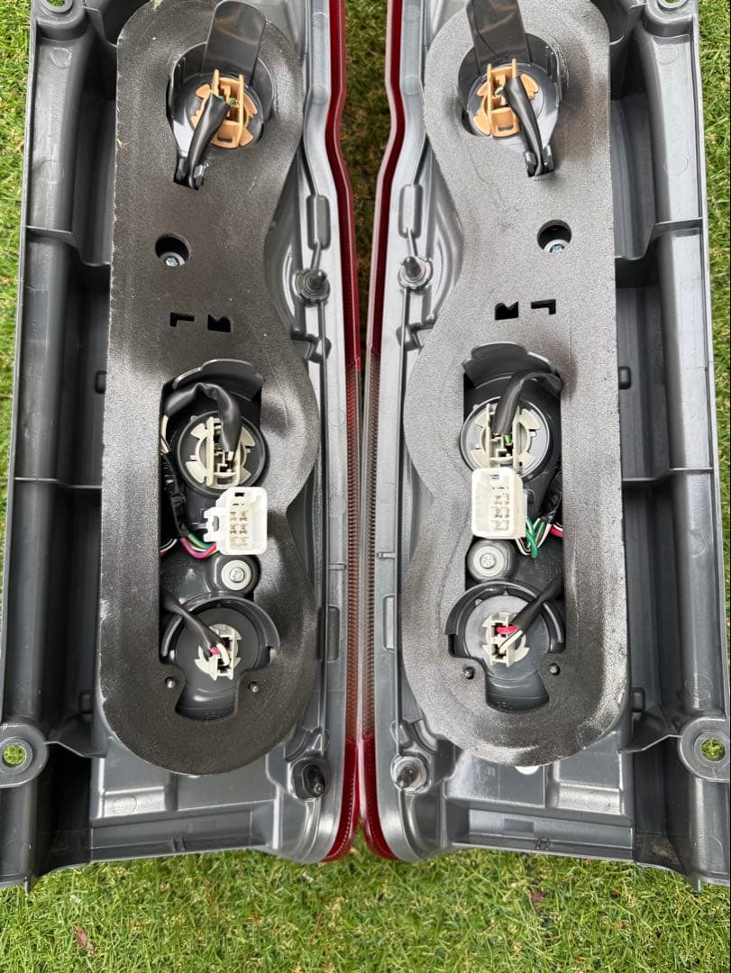 P*D様 トヨタ 200系ハイエース純正テールランプ左右セット