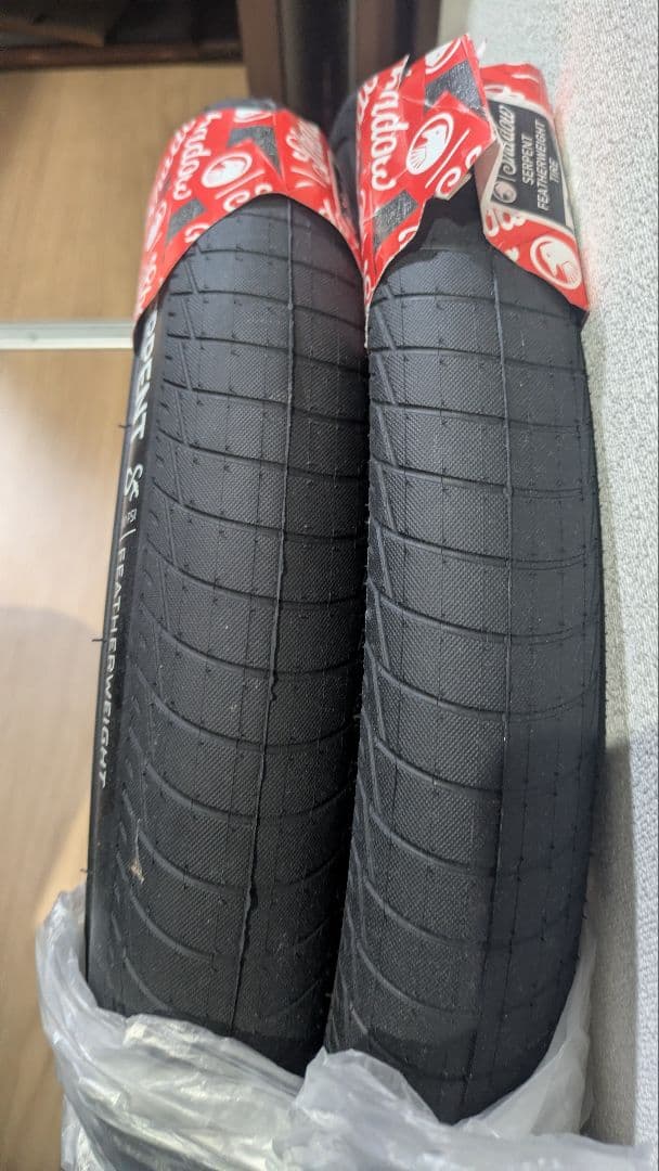 SHADOW SERPENT　20x2.3 2本セット